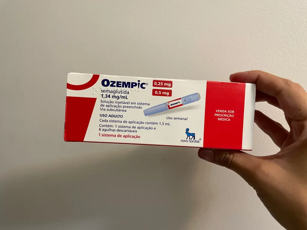 Anvisa emitiu alerta sobre falsificação do Ozempic, medicamento usado para diabetes e emagrecimento. Saiba os riscos e como evitar a compra de produtos falsificados.